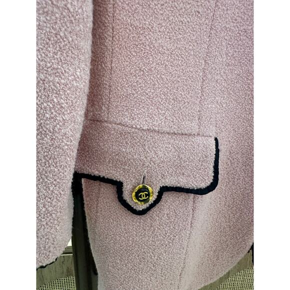 Vintage Chanel Pink Wool Boucle Jacket size 40, 1994 - Picture 7 of 9